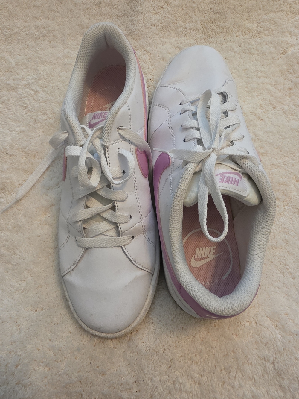 Nike Women’s White & Pink Casual Sneakers